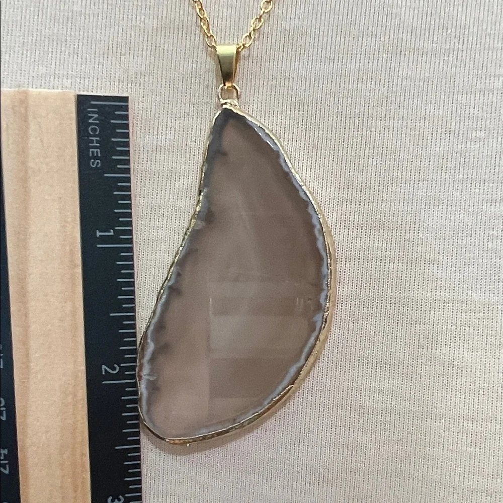 Elegant Gold and Creamy Brown Agate Pendant Necklace